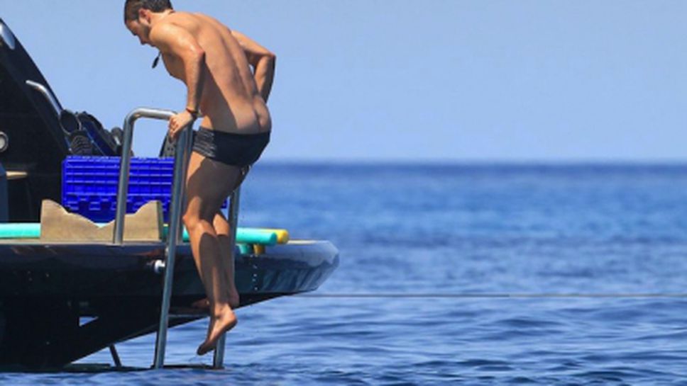 Марио Гьотце по голо дупе на яхта (снимки)