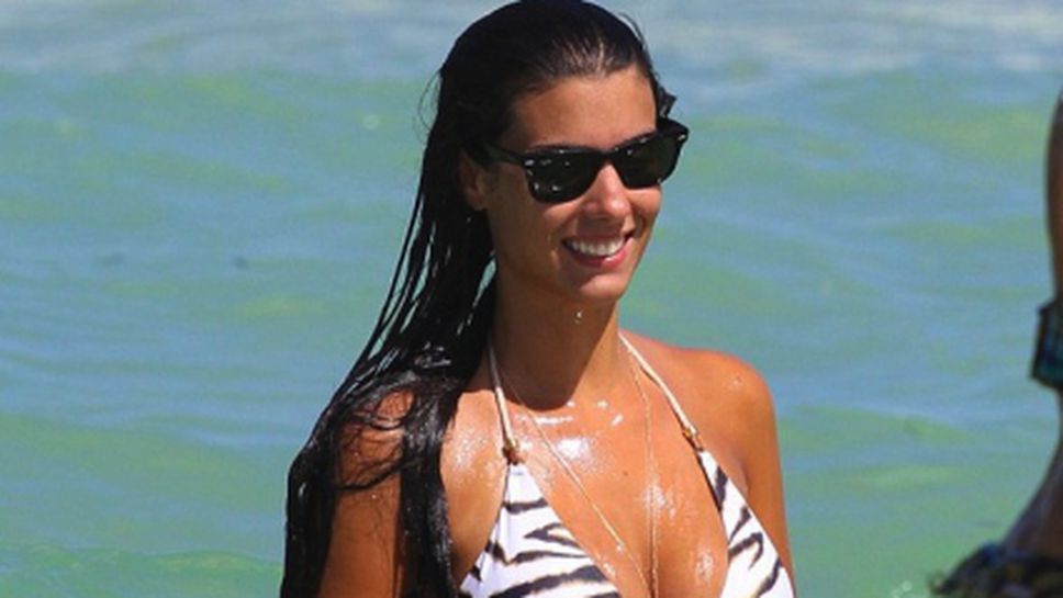Съпругата на Саня покачи градусите на плажа в Маями