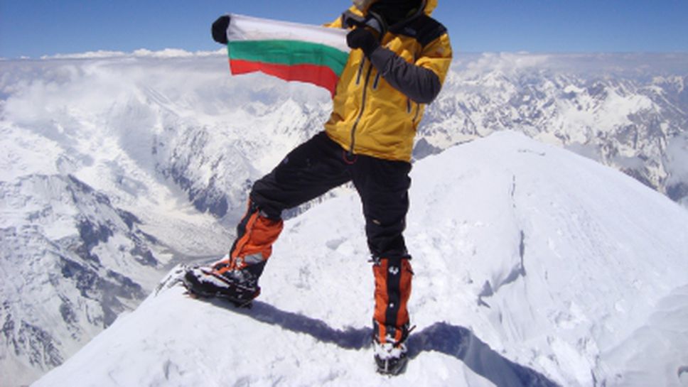 Боян Петров изкачи втория най-висок връх в света