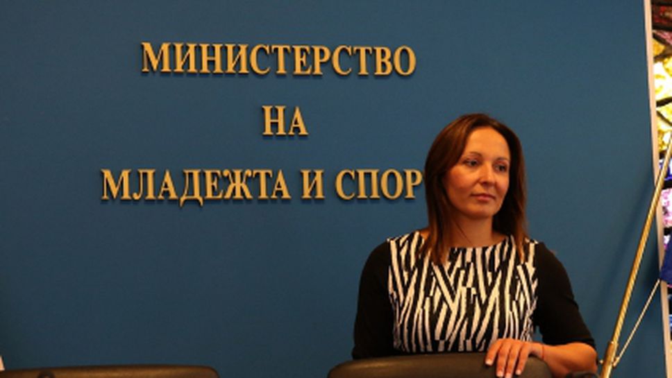 Министър Раданова и екипът й с пресконференция за ремонта на Зимния дворец