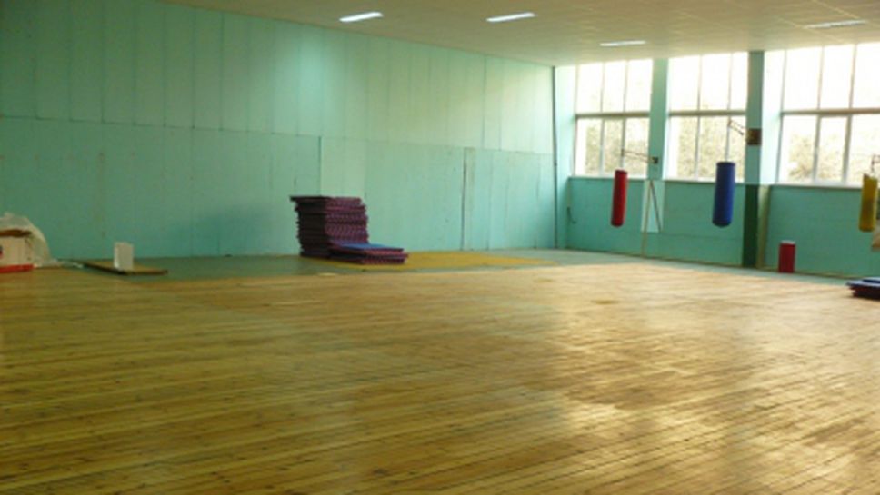 Започна цялостен ремонт на спортна зала "Дружба" в Перник