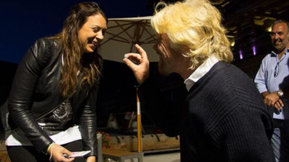 Милиардер търси 1 година пръстен в пясъка, за да предложи на тенисистка