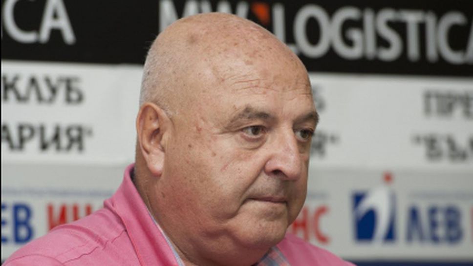 Венци Стефанов: Футболистите изядоха главата на Радуканов