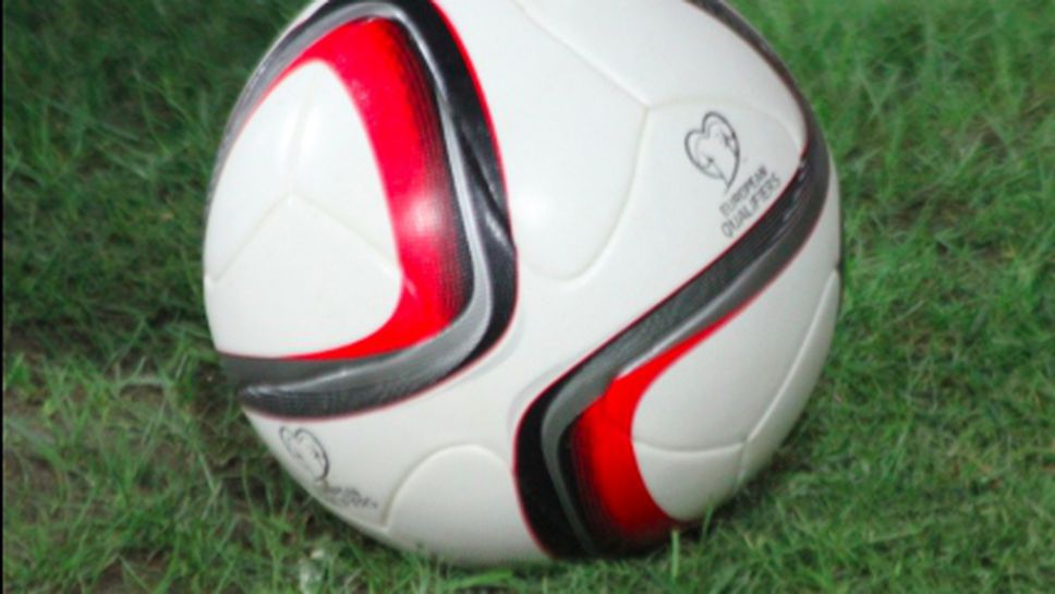 Националите играят със специални топки в евроквалификациите (снимки)