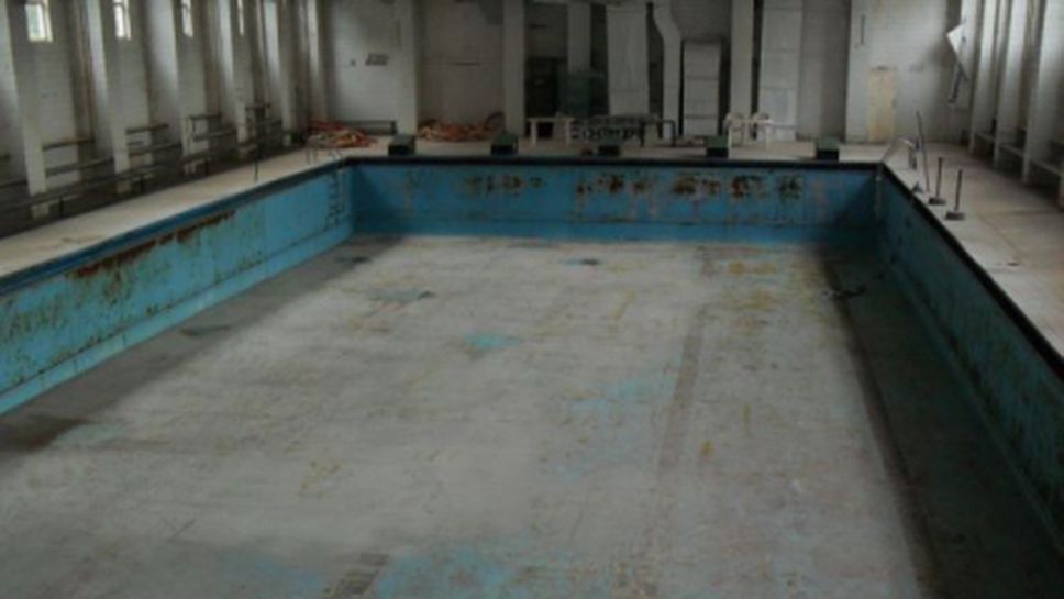 Плувците в Люлин без басейн, родители и треньори втрещени от ремонта в училищата 97-о и 33-о