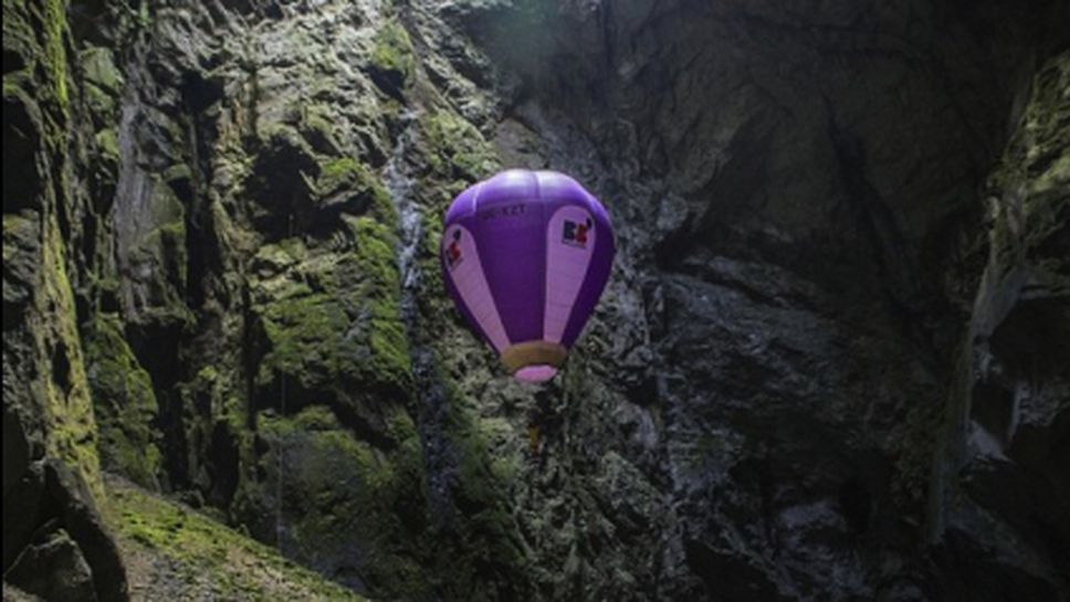Българин полетя с балон в пещера за "Гинес"