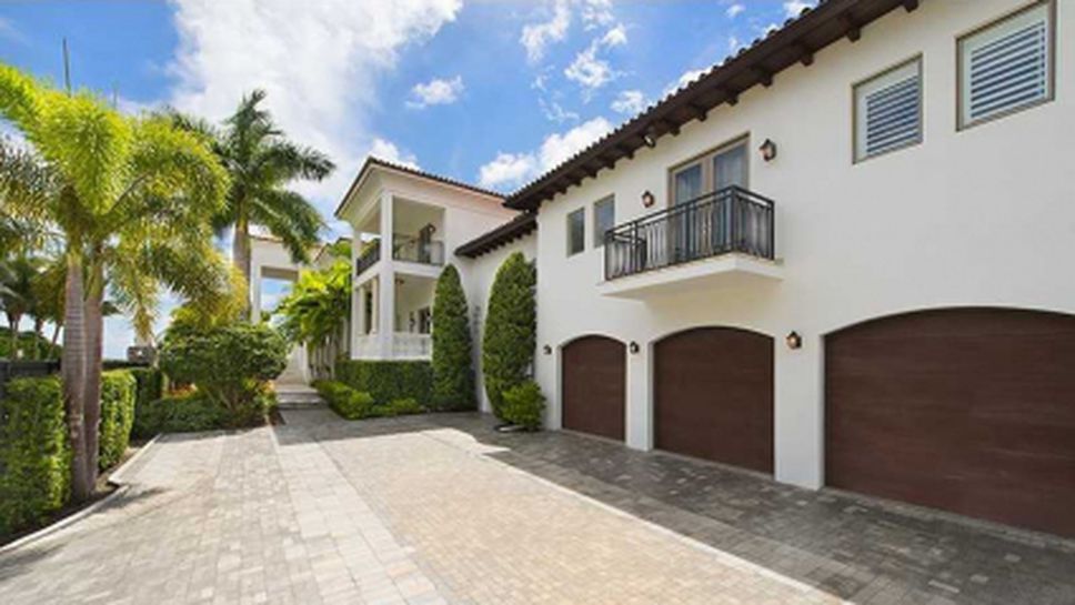 (АРХИВ) Леброн Джеймс продава имението си в Маями