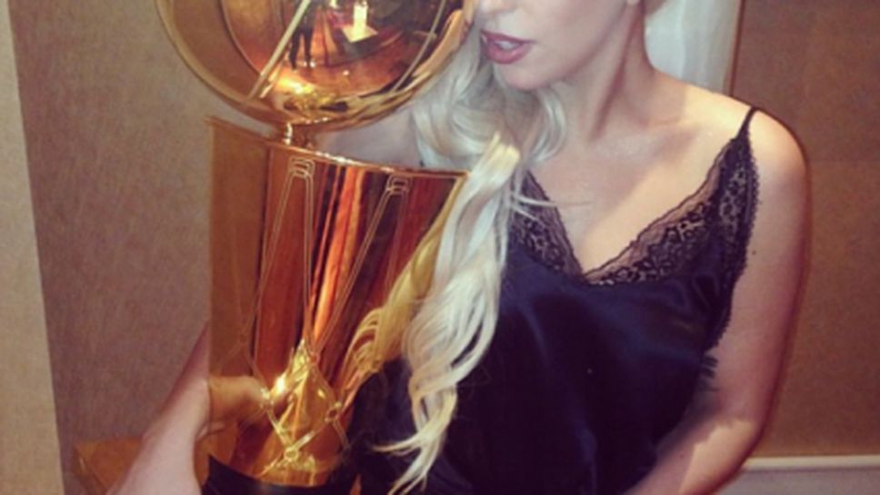 Лейди Гага се снима с баскетболна купа
