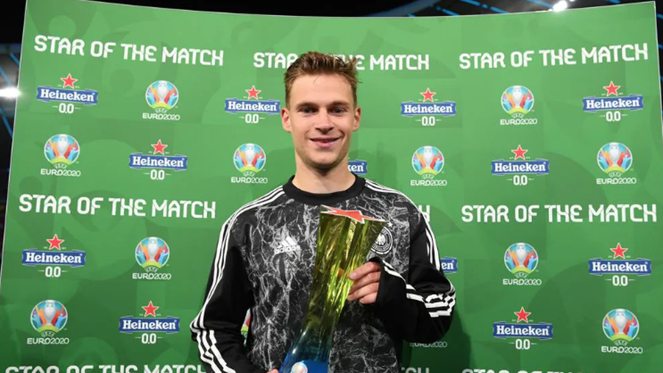 Йошуа Кимих с приза за Играч на мача Германия - Унгария