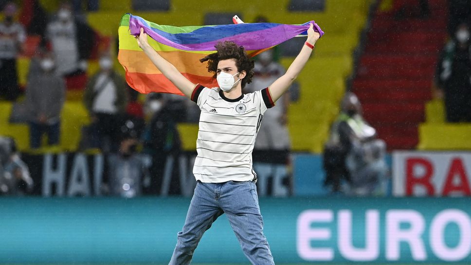 Мъж със знаме с цветовете на дъгата, нахлу на терена преди мача Унгария - Германия