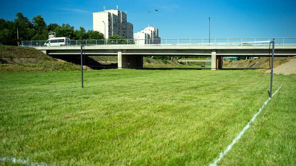 Игрища за бадминтон са обособени в празното речно корито на Тунджа в Ямбол