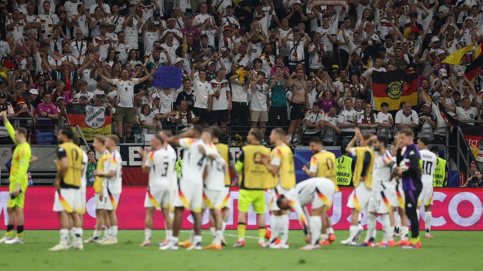 Германците поздравиха феновете си след края на мача