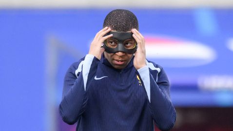 Мбапе демонстрира какво мисли за маската