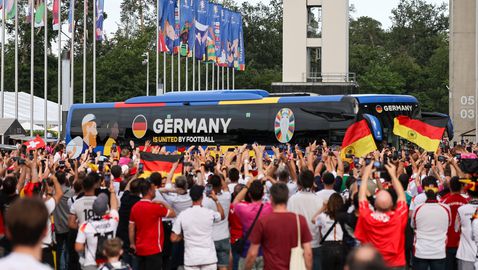 Фенове посрещнаха отборите на Германия и Швейцария пред стадиона във Франкфурт