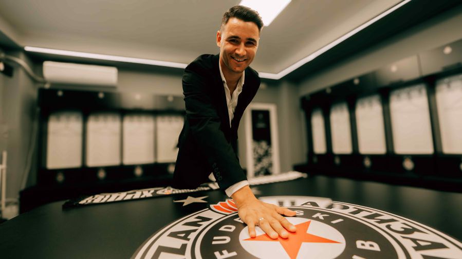 Българският полузащитник Янис Карабельов може да смени Белград с Букурещ