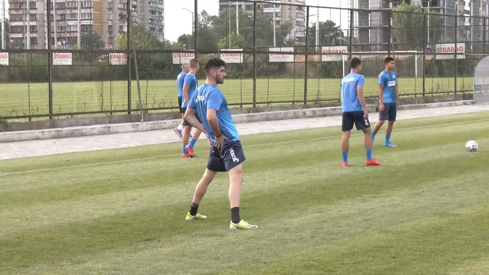 Кипърският защитник Шелис тренира с Левски преди мача със Славия