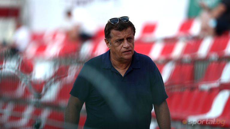  Невиждан панаир в Царско село! Стойне Манолов нахлу на терена и налетя на пердах на собствен футболист 