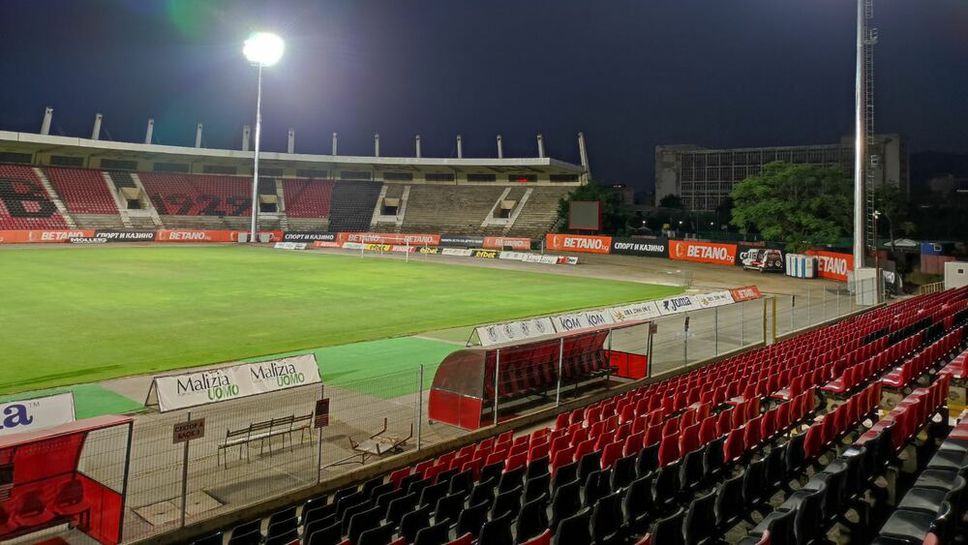 Осветлението на стадион "Локомотив" в квартал "Надежда" светна