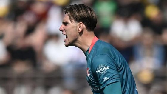 Българският вратар Велизар Илия Илиев записа неофициалния си дебют за първия