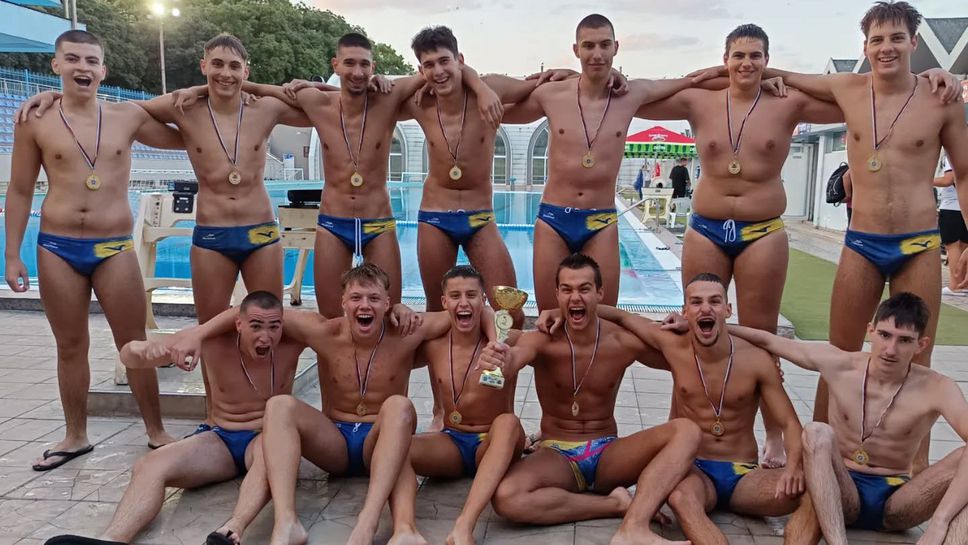 Комодор детронира Спартак в битката за титлата при 18-годишните