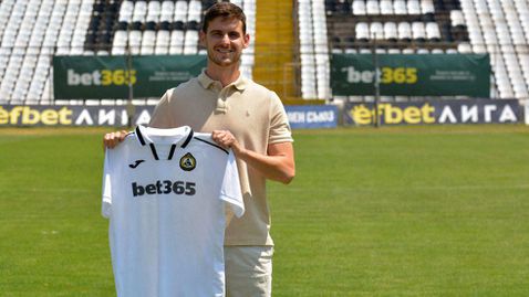 Илиян Стефанов позира с екипа на Славия