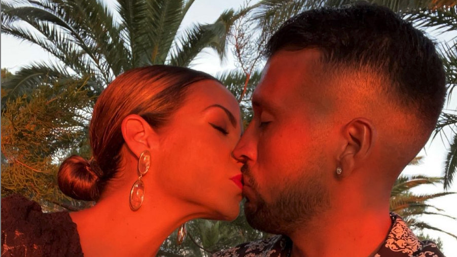 Обраха Гарай и половинката му по време на ваканция