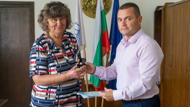 Кметът Пенчо Милков връчи златна значка "Русе" на европейска шампионка по безмоторно летене