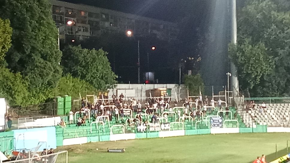 Звучна агитка подкрепи "смърфовете" на "Тича"