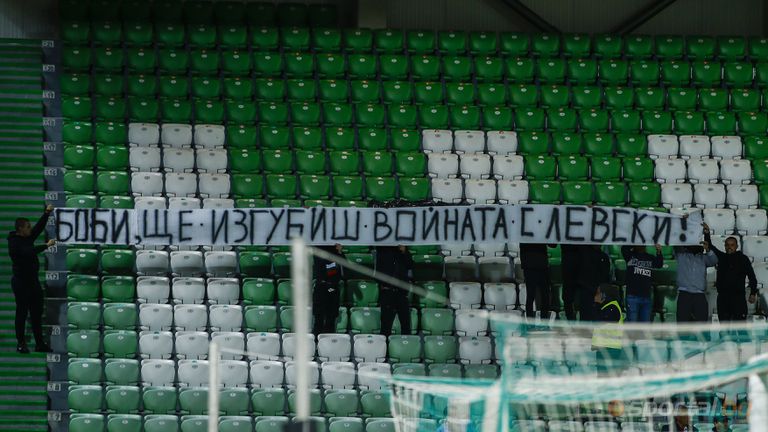 Левскарите с послание срещу Боби Михайлов на стадиона в Разград