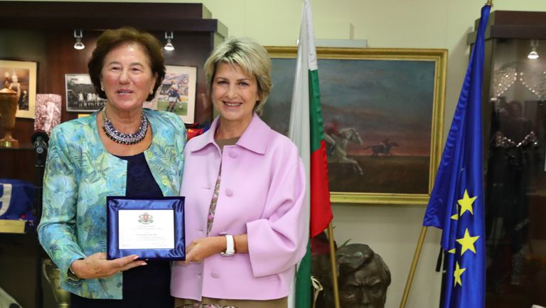 Министър Весела Лечева поднесе плакет на Йорданка Благоева която отпразнува
