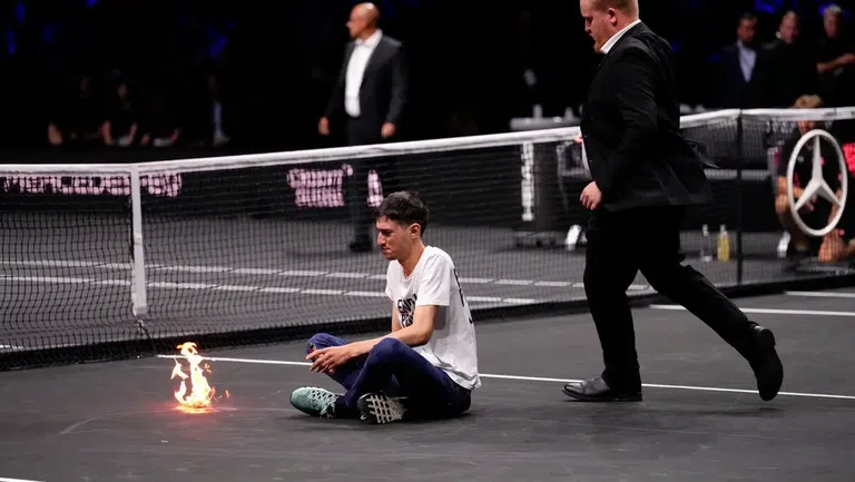 Мъж се подпали преди последния мач на Федерер