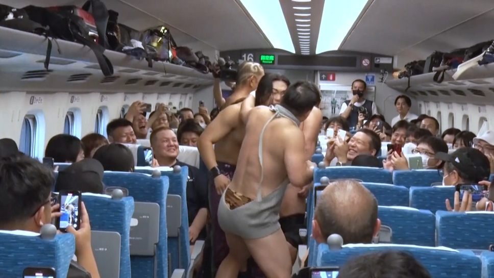 Кечисти спретнаха шоу в скоростен влак в Япония
