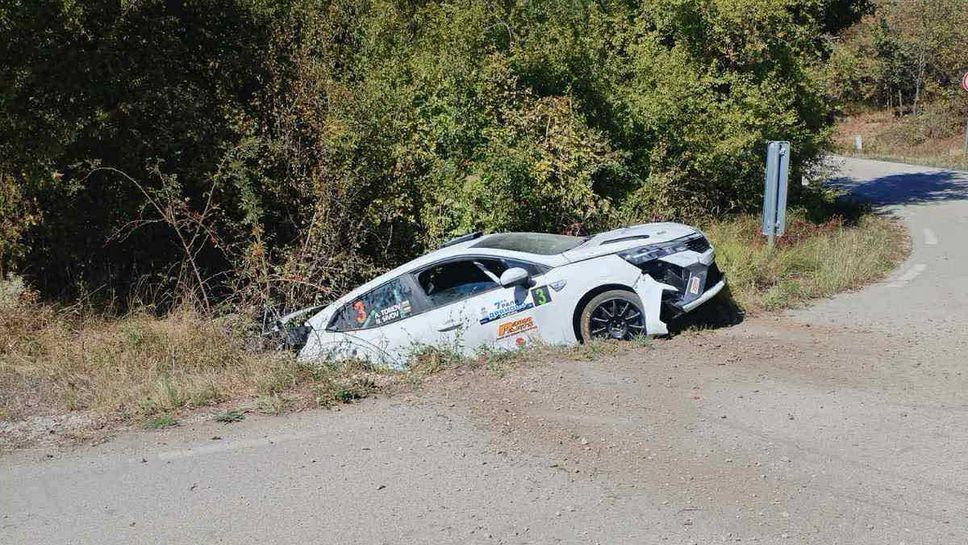 Александър Томов и Еди Сивов Рено Клио Rally3 отпаднаха от