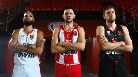 Везенков, Фурние и Папаниколау показаха екипите на Олимпиакос за новия сезон