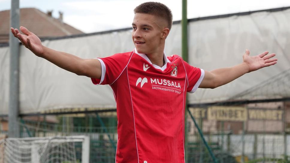 Хеттрик на Иван Бичовски донесе победа на ЦСКА над Ботев при U16