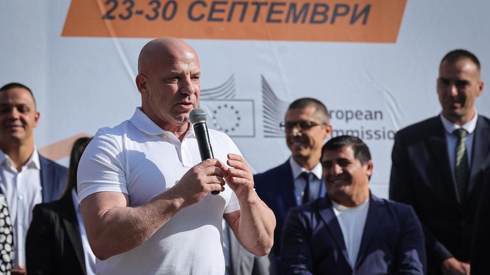 Енчо Керязов даде старт на Европейската седмица на спорта пред Народния театър "Иван Вазов" в София