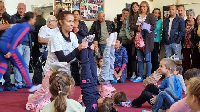 Петкратната световна шампионка по акробатика Боянка Ангелова започва да ...