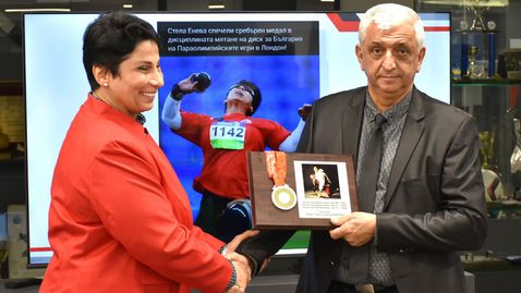  Стела Енева подари на НСА първия си паралимпийски орден от Пекин 2008 