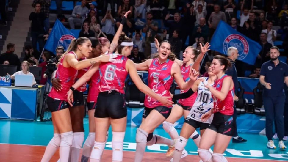 Капитанът на женския национален отбор Христина Вучкова и тимът на