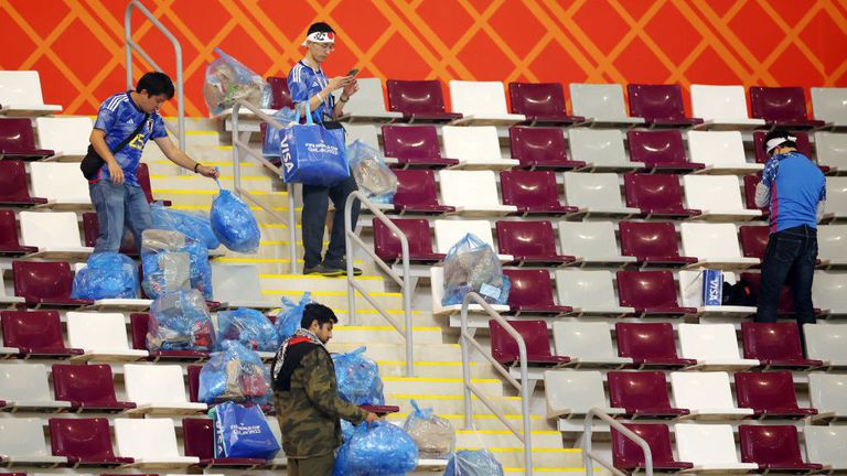 Фенове на японския национален отбор почистиха боклука от трибуните на