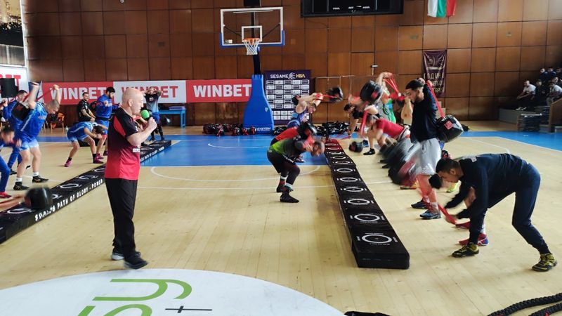 Изявеният треньор в борбата Иван Раднев се включи в инициатива на спортното училище в Бургас