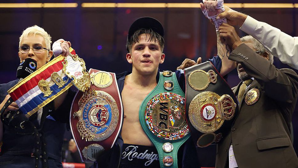 Бам Родригес нокаутира Фернандо Мартинес и обедини три световни титли
