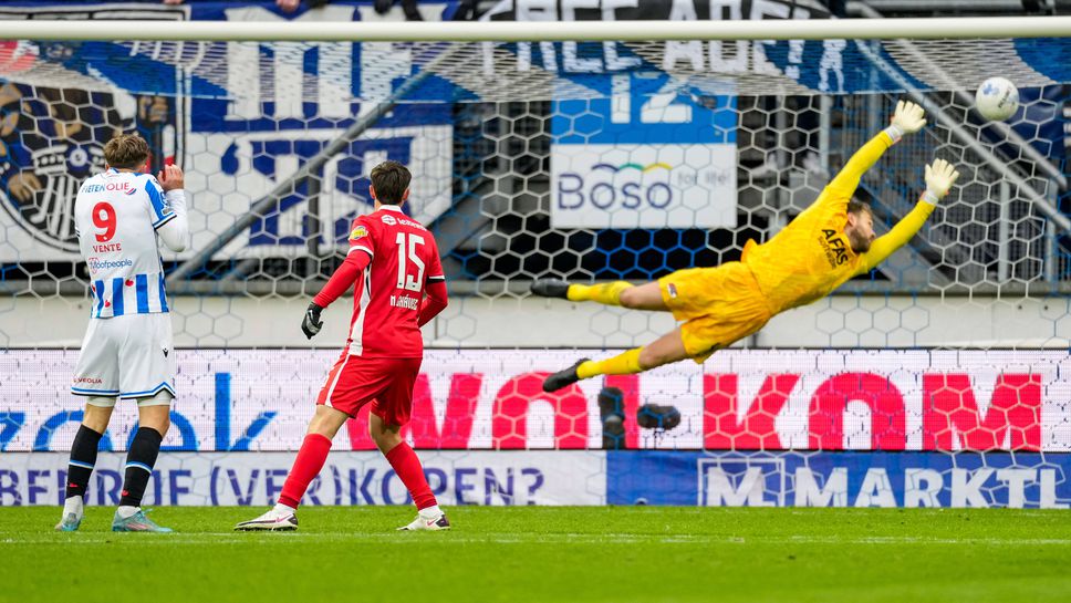 Хееренвеен удари АЗ Алкмаар без Петров