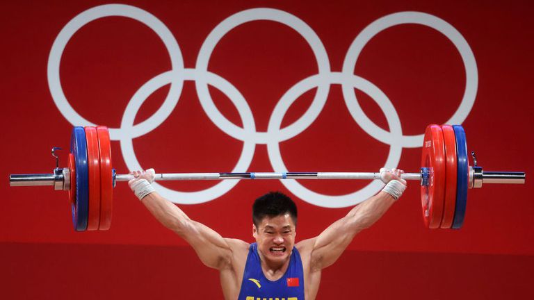 Трикратният олимпийски шампион по вдигане на тежести Люй Сяоцзюн е