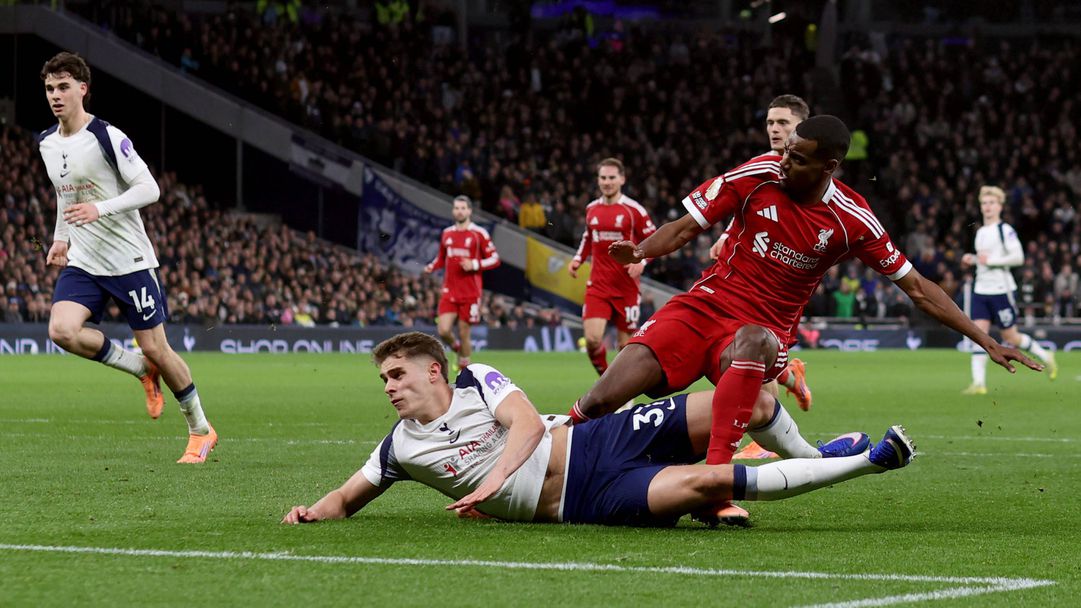 Ван де Вен се извини на Исак за счупването на крака на нападателя