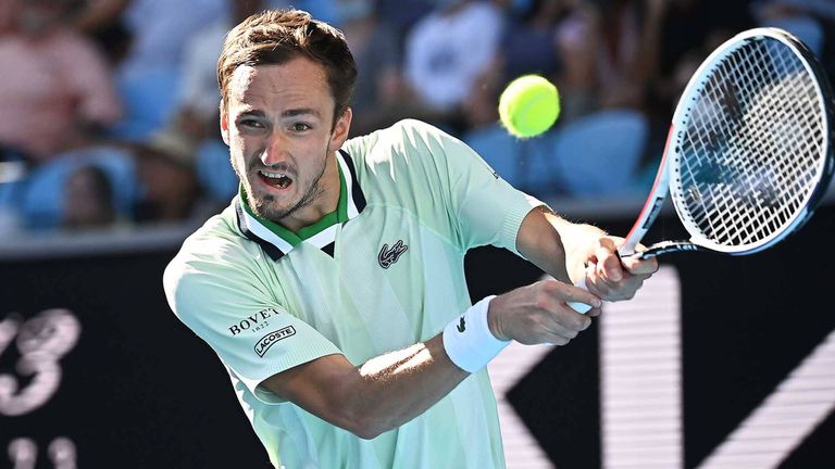 Креси затрудни Медведев, но шампионът от US Open се справи