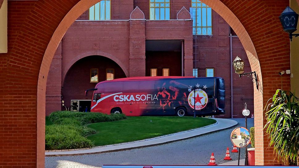 Автобусът на "червените" броди из Белек и влиза в "Кремъл"