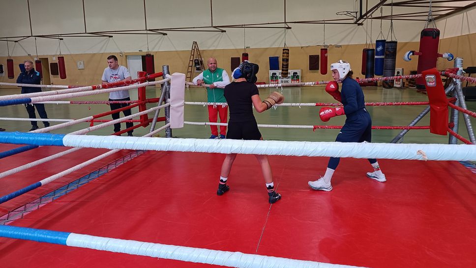 Жените правят здрави спаринги с Англия в София