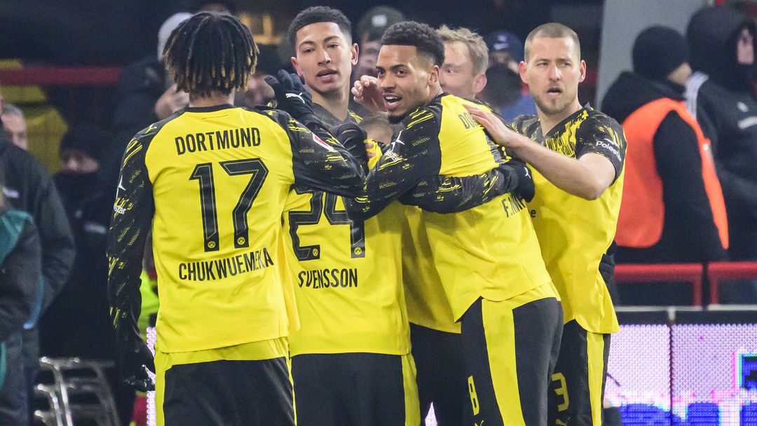 Борусия (Дортмунд) се възползва максимално от гафа на Байерн и намали разликата с баварците