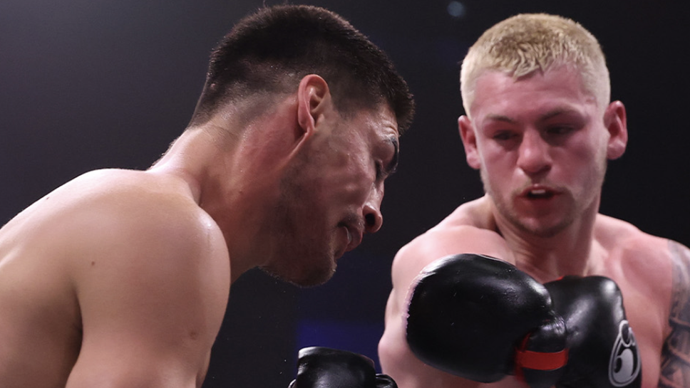 Калъм Уолш победи Карлос Окампо с единодушно съдийско решение като